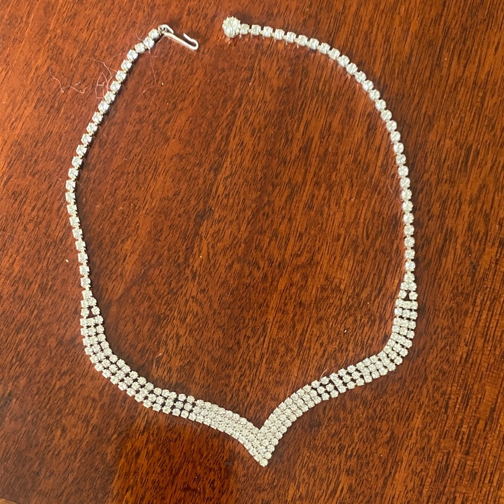 Elegant and vintage  Silver color Necklace with rhinestones